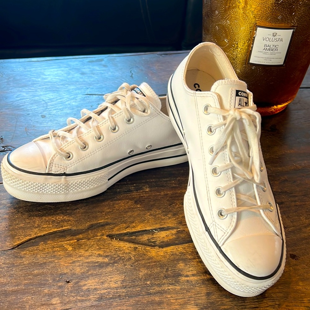 Women’s Sz 9.5 Converse great condition barely worn!